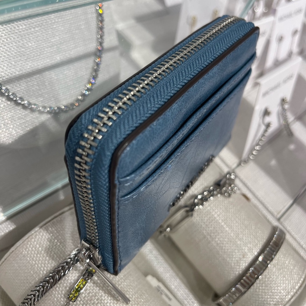 MICHAEL KORS Jet Set Medium Distressed Zip Around Card Case
Cornflower
NWT - Picture 8 of 10
